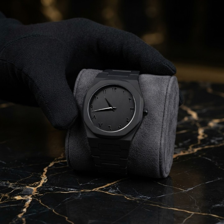 Tarz Luxe: The Onyx Carbon – Men's Black Carbon Fiber Analogue Watch